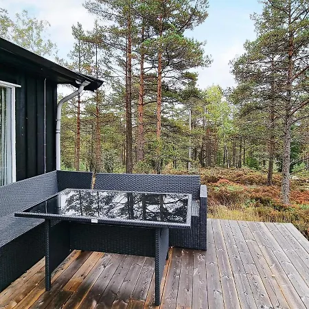 6 Person In Halden-by Traum * Halden